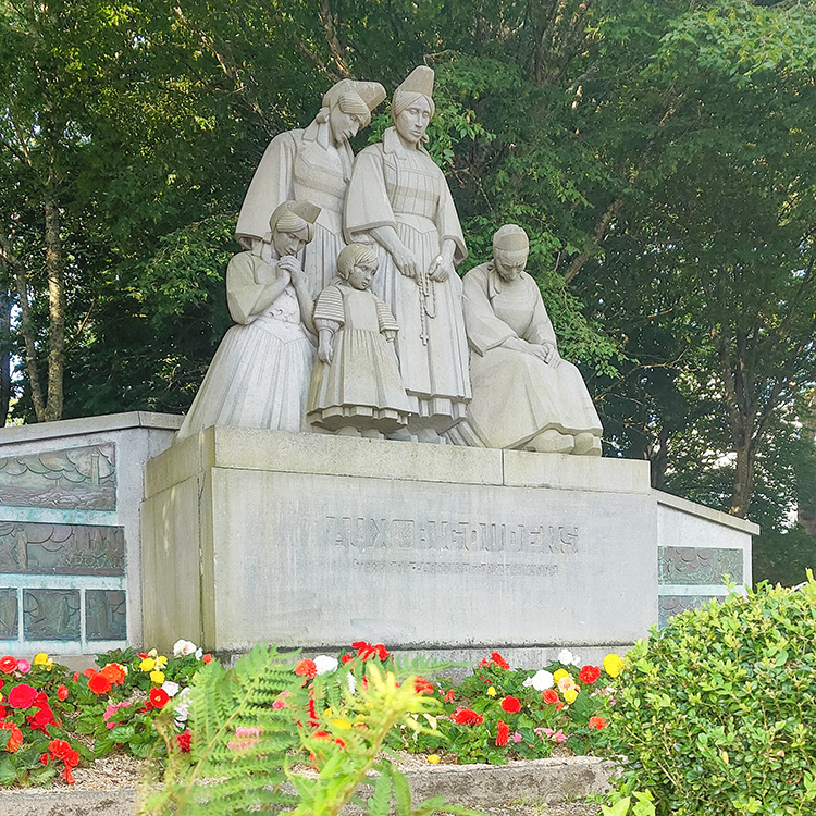 Pont-l'abbé---Monument-aux-bigoudens---été---printemps---2023---©-E-Cléret